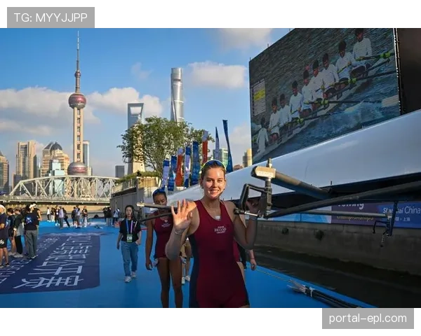 疾驰赛艇点亮外滩夜空上海赛艇公开赛盛大开幕世界名将齐聚苏州河竞速